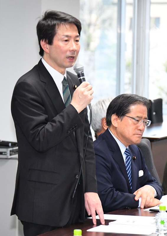 民進党常任幹事会であいさつする大塚耕平代表(左)。右は増子輝彦幹事長=党本部で2018年3月29日、川田雅浩撮影