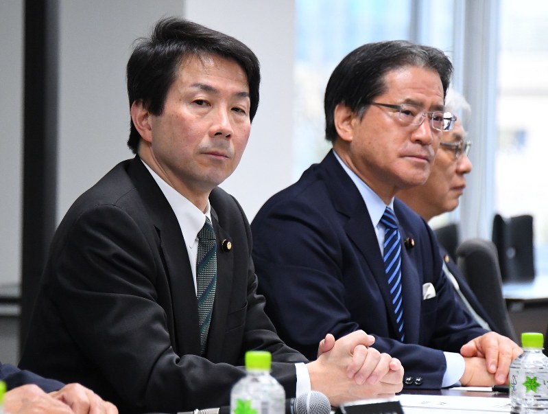 民進党常任幹事会に臨む大塚耕平代表(左)と増子輝彦幹事長=党本部で2018年3月29日、川田雅浩撮影