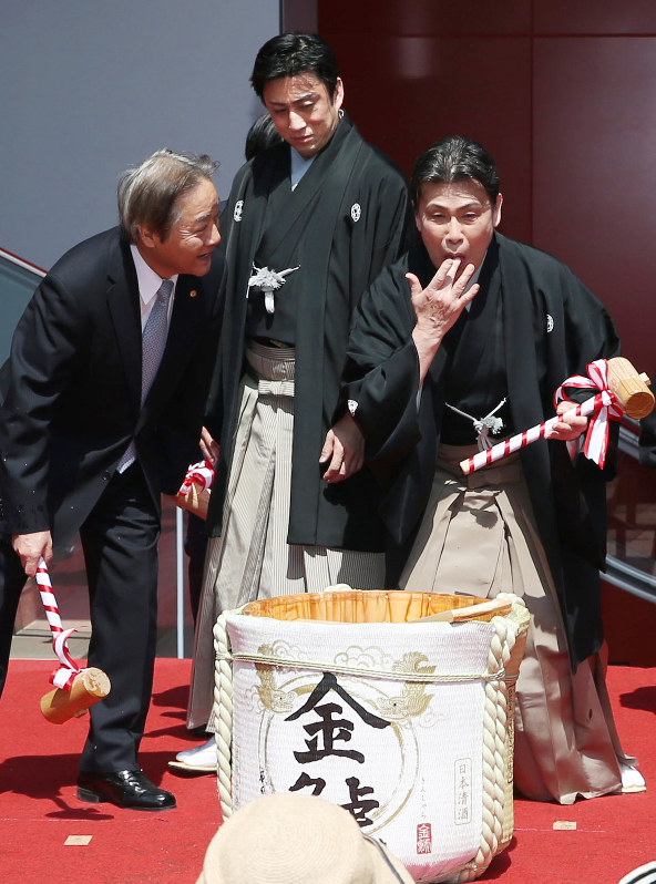 鏡開きの酒をなめる松本白鸚さん(右)。中央は松本幸四郎さん=名古屋市中区で2018年3月29日午前11時33分、兵藤公治撮影