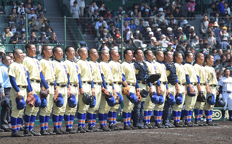 整列し校歌を歌う星稜の選手たち=阪神甲子園球場で、渡部直樹撮影