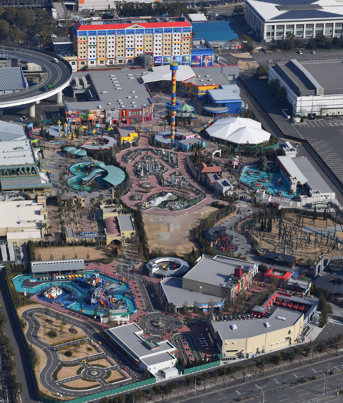 開業から1年を迎えるレゴランド・ジャパン全景=名古屋市港区で2月9日、本社ヘリから木葉健二撮影