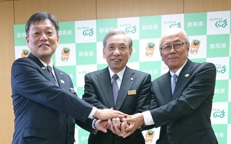 群馬DCの開催が決まり、手を合わせる(左から)JR東日本高崎支社の百瀬孝支社長、大沢正明知事、県観光物産国際協会の市川捷次理事長=県庁で