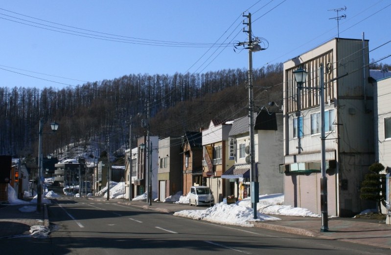 かつては約4万6000人の人々が暮らした北海道歌志内市。中心部の通りは通行人が途絶え、商店も大半が閉まっていた=30日、渡部宏人撮影