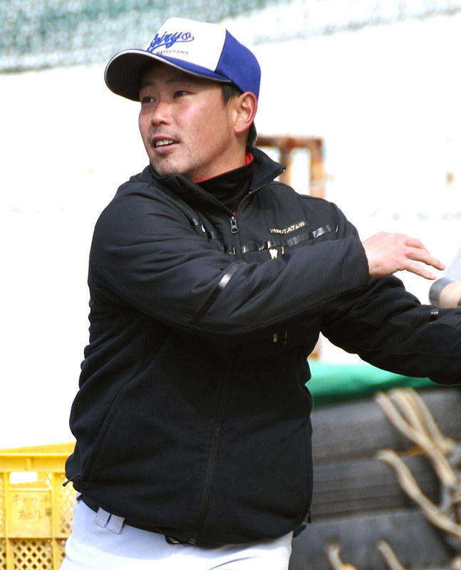 松山聖陵野球部コーチの中本恭平さん。センバツはアルプススタンドで応援。「次こそは初勝利を」=松山市久万ノ台の同校で、中川祐一撮影