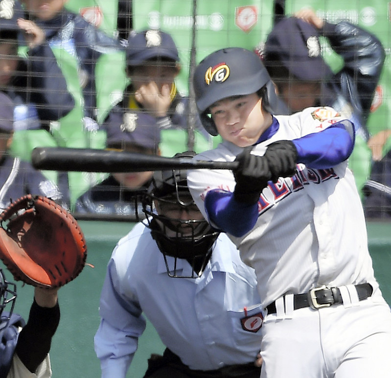 九回表明秀日立無死、細川が左中間本塁打を放つ=久保玲撮影