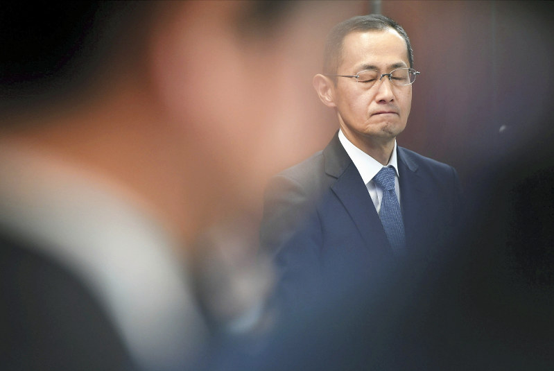 所属する助教による研究不正が判明し、記者会見で目を閉じる山中伸弥・京都大iPS細胞研究所所長=京都市左京区で1月22日、小松雄介撮影