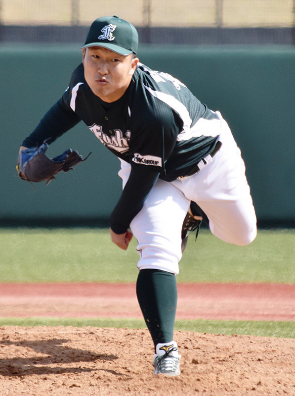 【伏木海陸運送-ロキテクノベースボールクラブ】8回を被安打2に抑えた伏木海陸のルーキー、金田=富山市下飯野の市民球場アルペンスタジアムで、青山郁子撮影