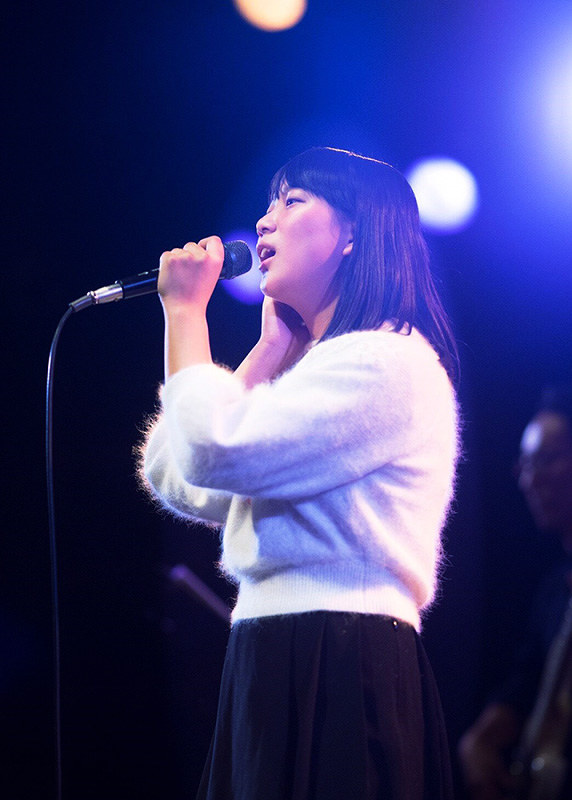 音楽バンド「POLU」のボーカルで、配信曲で単独デビューを果たした丸山純奈さん=神戸市で、丸山さん提供