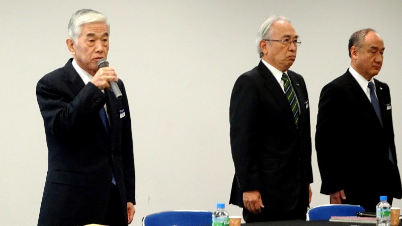 子会社で検査データの改ざんが発覚し、記者会見にのぞむ東レの日覚昭広社長(左端)ら=2017年11月、今沢真撮影