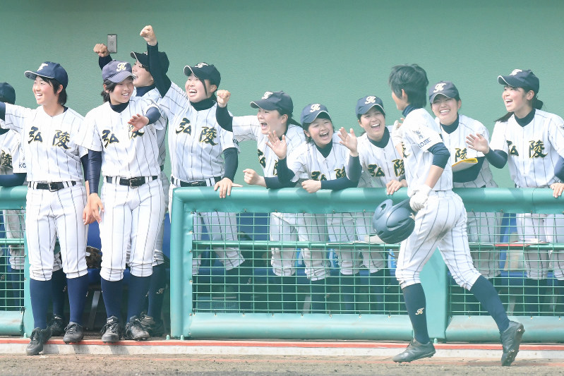 【神戸弘陵8-0至学館】打線が爆発し盛り上がる神戸弘陵ベンチ=三澤威紀氏撮影