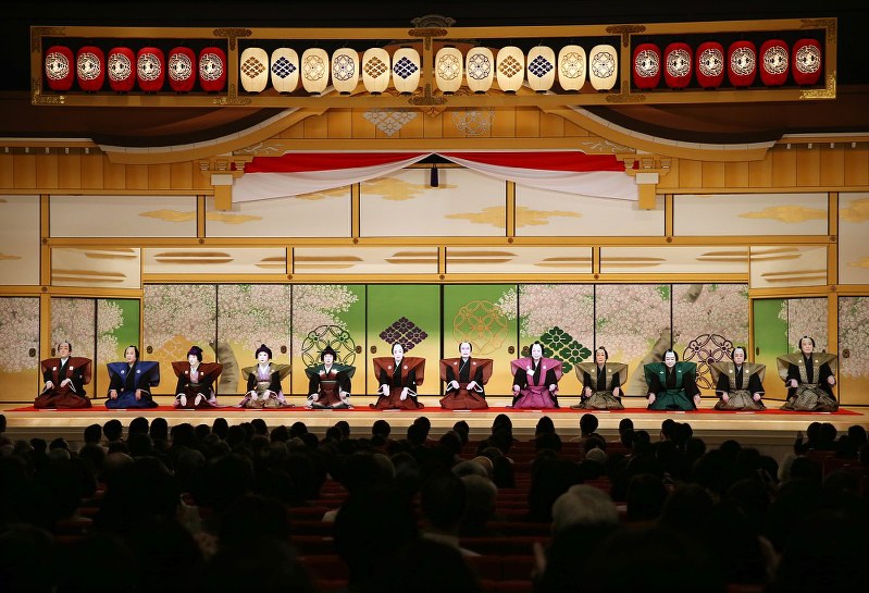 御園座のこけら落とし公演で襲名披露をする松本白鸚さん(中央右)と松本幸四郎さん(同左)=名古屋市中区で2018年4月1日、兵藤公治撮影