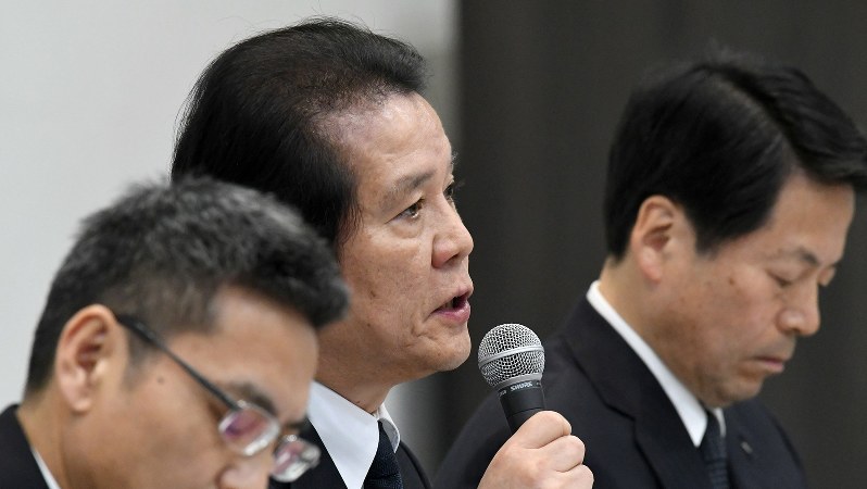 記者会見にのぞむ三菱マテリアルの竹内章社長(中央)ら=2018年3月28日、根岸基弘撮影