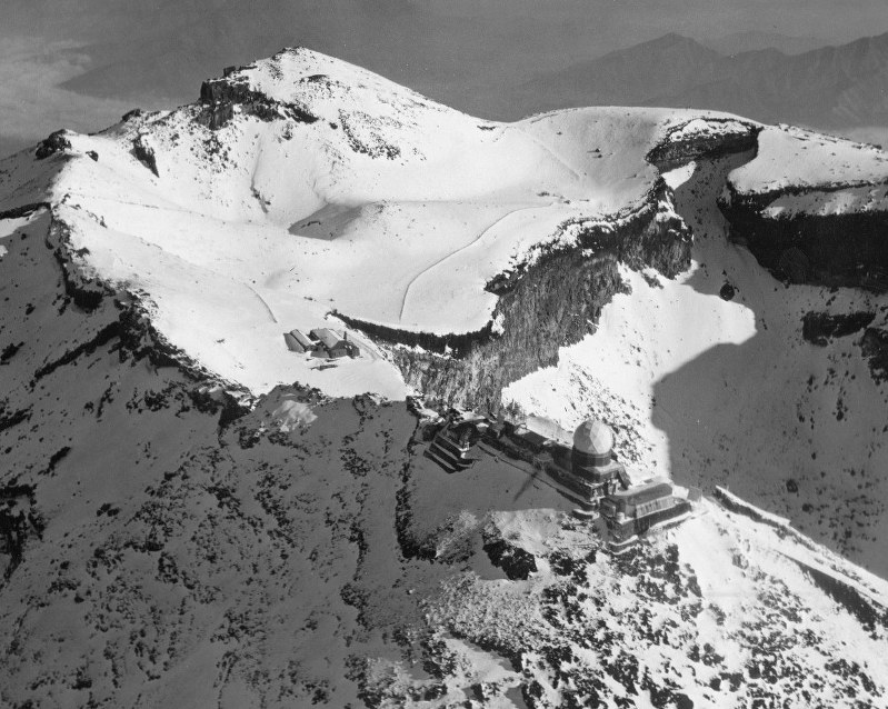 富士山頂で航空医学を研究していた陸軍軍医学校の旧富士分業室(中央左)。手前の建物は気象庁富士山測候所=1968年12月撮影