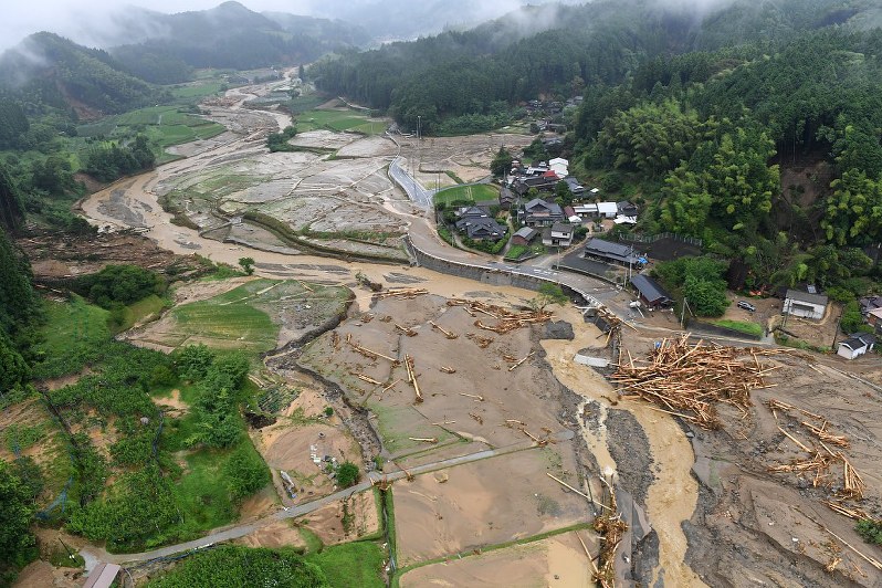 大雨で山が崩れ土砂が広がる集落=福岡県朝倉市で2017年7月6日午後2時28分、本社ヘリから大西岳彦撮影