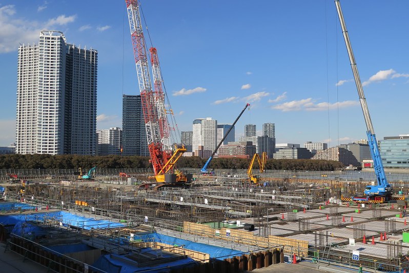東京五輪・パラリンピックの会場として整備される有明アリーナの建設現場。五輪関連投資の増加もあり、人手不足感が高まっている=東京都江東区有明で2月6日、柳澤一男撮影