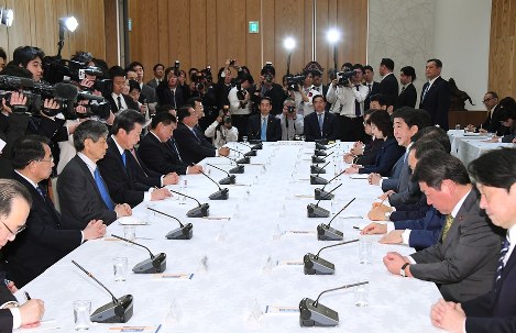 政府与党連絡会議であいさつする安倍晋三首相（右列中央）＝首相官邸で２０１８年４月２日午後０時１０分、川田雅浩撮影