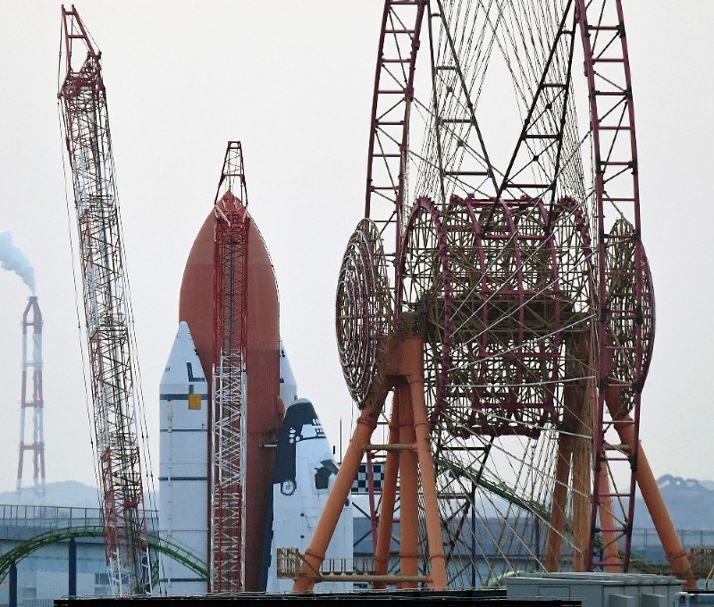 解体が進み、ゴンドラがすべて撤去されたスペースワールドの大観覧車(右)=北九州市八幡東区で2018年3月31日午後6時37分、上入来尚撮影
