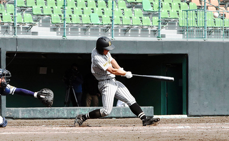 【寒川-高松商】五回裏寒川2死一、二塁、福本が適時二塁打を放ち逆転=高松市生島町のレクザムスタジアムで、潟見雄大撮影