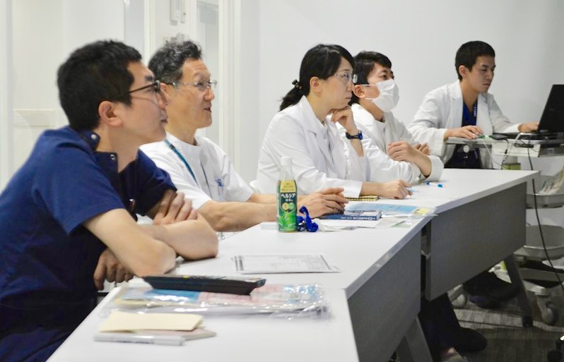 大阪国際がんセンター頭頸部外科のカンファレンス。歯科の石橋美樹副部長(左から3人目)も議論に参加する=大阪市中央区で
