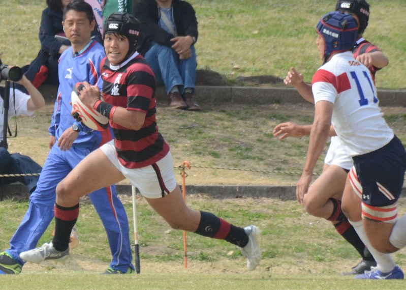 報徳学園のCTB宮崎隼(左)が東海大相模戦の前半21分、トライを挙げる=埼玉県熊谷市の熊谷スポーツ文化公園で2018年4月3日午前9時51分、大谷津統一撮影