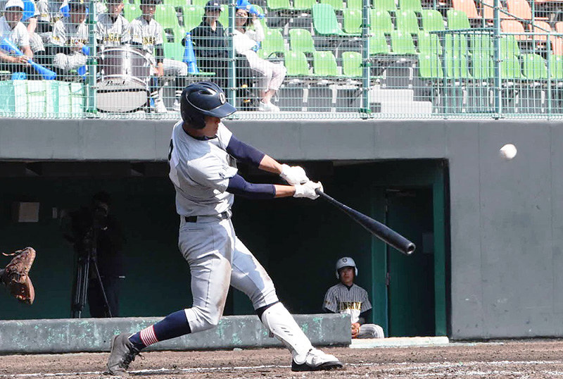 【大手前高松-寒川】五回表大手前高松1死三塁、内田が犠飛を放ち加点=高松市生島町のレクザムスタジアムで、潟見雄大撮影
