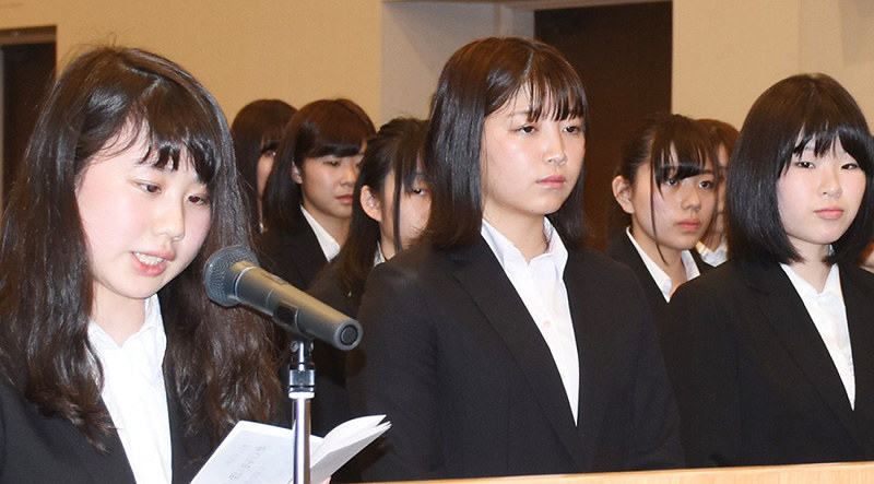 「夢に向かって精いっぱい努力していくことを誓います」と決意を述べる新入生代表の石橋彩さん(左)=松江市千鳥町で、前田葵撮影