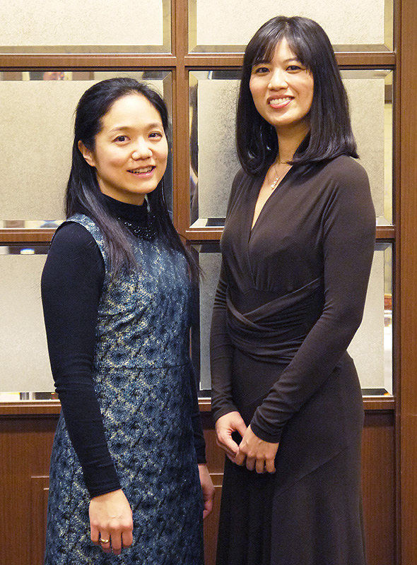ピアニストの河村尚子(左)と菊池洋子=大阪市北区で、田中博子撮影