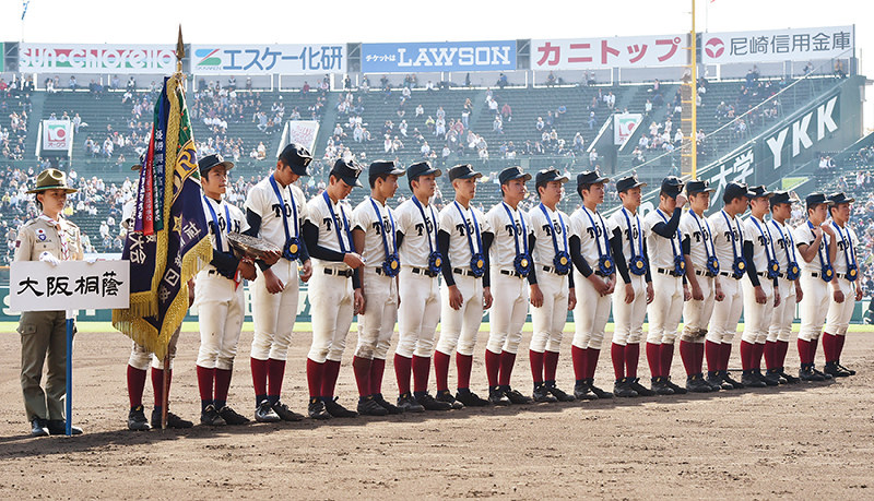 優勝メダルを首にかけ、グラウンドに整列する大阪桐蔭の選手たち=阪神甲子園球場で、平川義之撮影