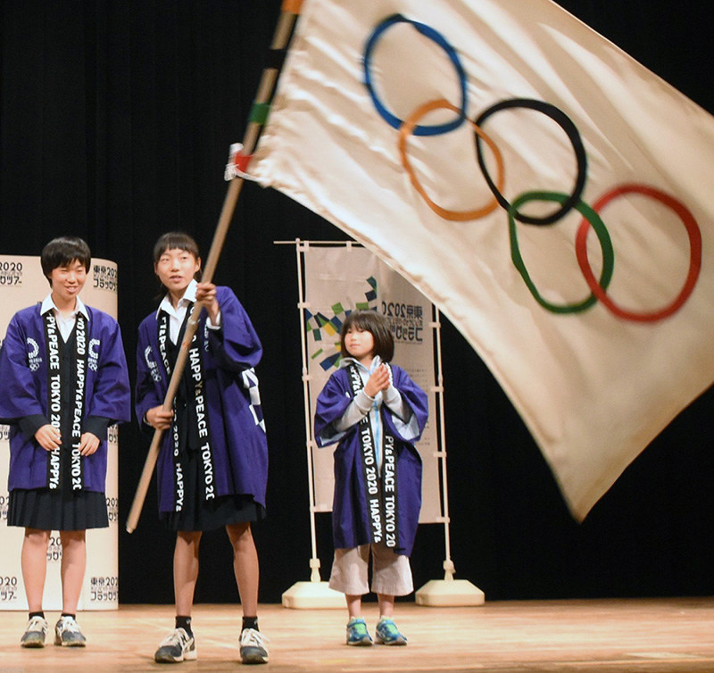 松江市に到着したオリンピック旗=松江市殿町の県民会館で、前田葵撮影