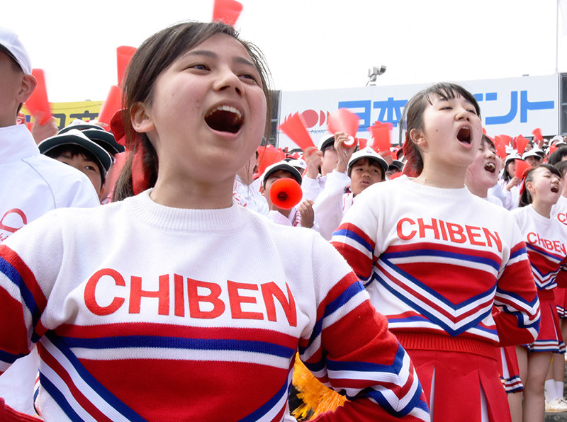 大きな声援を送る智弁和歌山のチアリーダー=阪神甲子園球場で、中村紬葵撮影