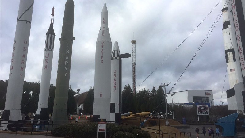 ロケットの模型が展示される博物館「宇宙・ロケットセンター」=米アラバマ州ハンツビルで2018年2月、清水憲司撮影