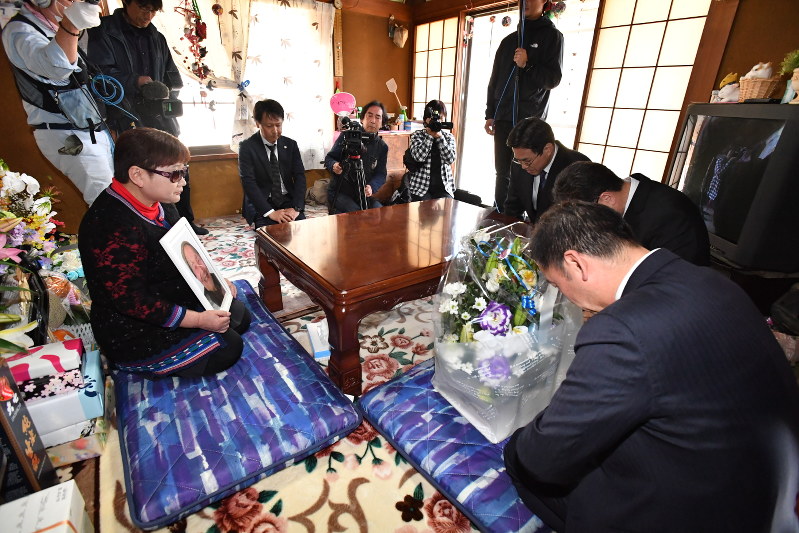 大久保文雄さんの遺族の美江子さん(左)に謝罪する東京電力幹部=福島県飯舘村で2018年4月5日午後2時29分、代表撮影