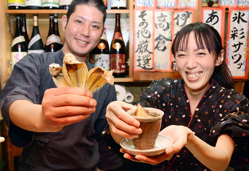 食探訪 焼き鳥屋 あしたか 炭火あぶりのでべら酒 常連客に人気の逸品 奈良 毎日新聞