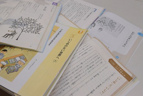 来春の教科化を前に国の検定に合格した中学校の道徳教科書。８社の教科書すべてが「いじめ」の問題を取り上げている＝東京都千代田区の文部科学省で、西本勝撮影