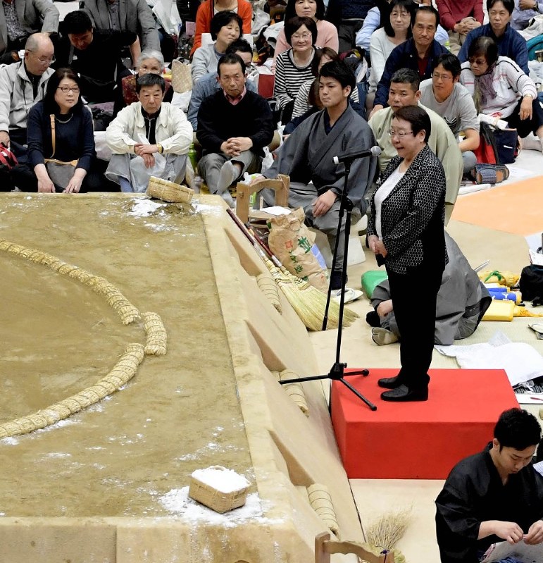 土俵の下であいさつする中川宝塚市長=兵庫県宝塚市で6日、平川義之撮影