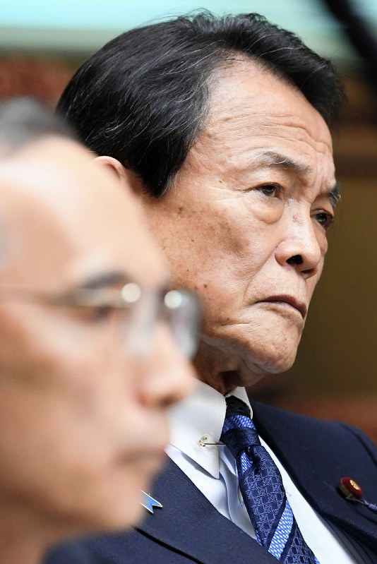 麻生太郎財務相(右)と財務省の太田充理財局長=国会内で2018年4月5日、川田雅浩撮影