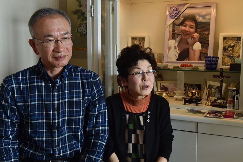 過労死したNHK記者・佐戸未和さんの遺影(後方右)の前で取材に応じる母・恵美子さん(右)と父・守さん=東京都杉並区で、西本勝撮影