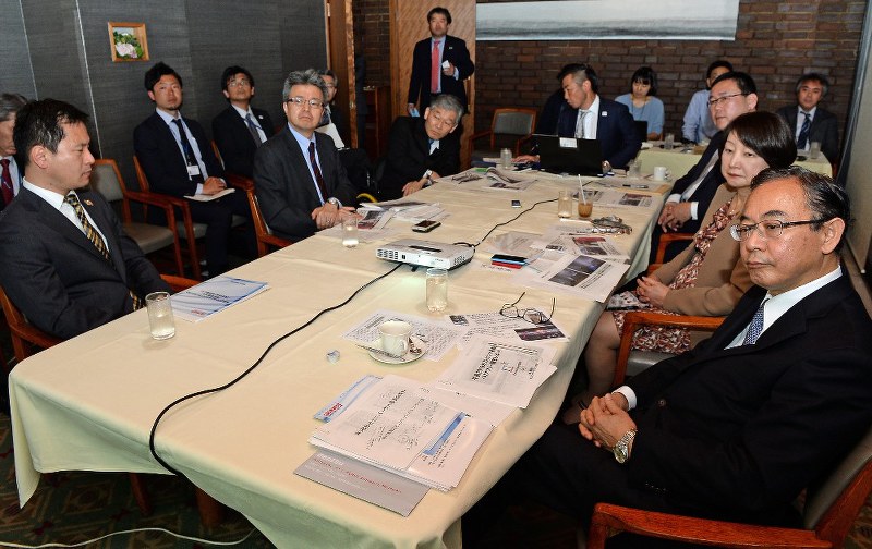開かれた「毎日ユニバーサル委員会」の座談会=東京都千代田区で2018年4月6日午後、宮本明登撮影
