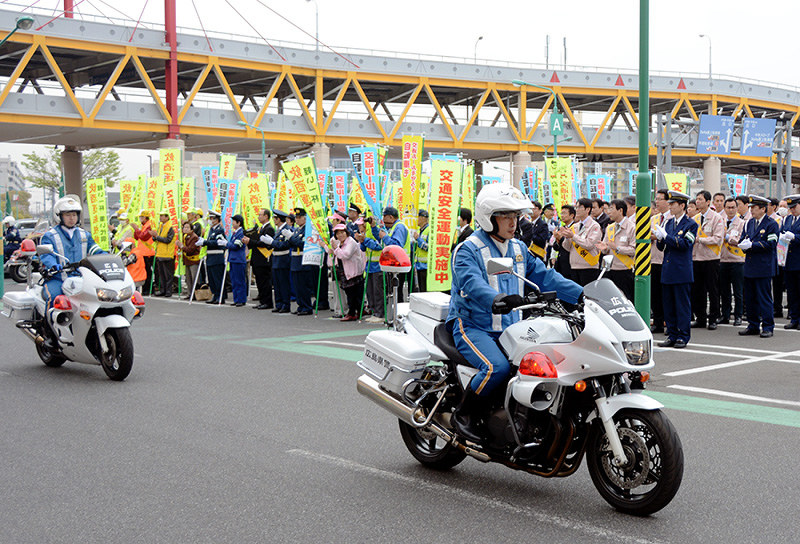 パレードに向け出発する警察官ら=広島県福山市で、李英浩撮影