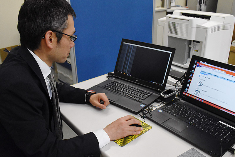 ネット上をサイバーパトロールする、鳥取県警サイバー犯罪対策課の捜査員=同県警本部で、阿部絢美撮影