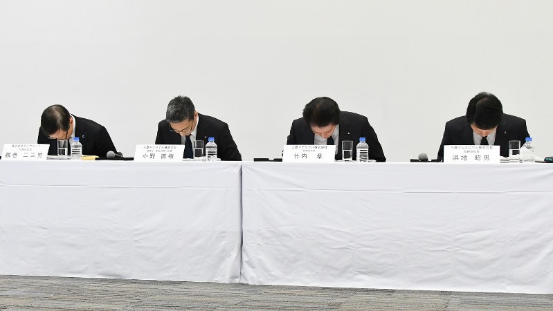 三菱マテリアルの記者会見。左端が子会社ダイヤメットの現社長=2018年3月28日、根岸基弘撮影