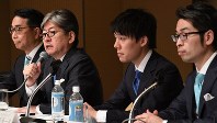記者会見する(左から)マネックスグループの勝屋敏彦取締役、松本大会長、コインチェックの和田晃一良社長、大塚雄介取締役（東京都港区で２０１８年４月６日、丸山博撮影）