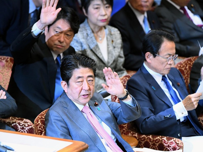 参院決算委員会で答弁するため挙手する安倍晋三首相(手前)と小野寺五典防衛相(奥左)。右は麻生太郎財務相=国会内で2018年4月9日午前、川田雅浩撮影
