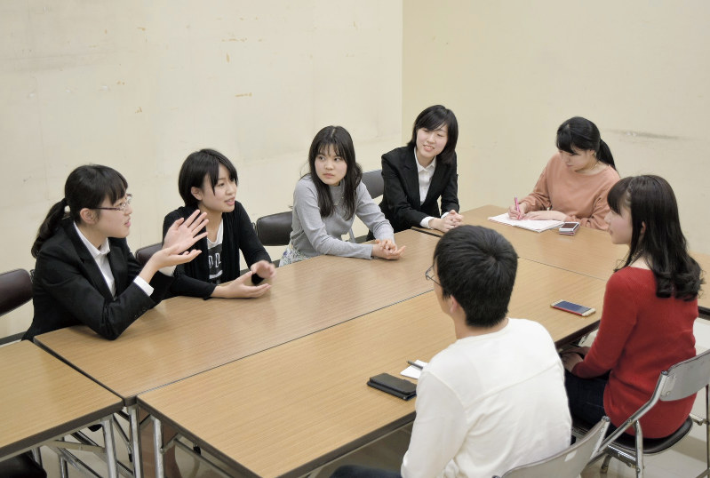 新入生2人(手前)の勉強に関する疑問や不安に答えるキャンパる記者たち=東京都千代田区の毎日新聞東京本社で