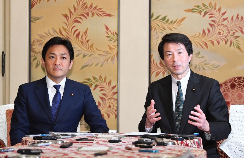 新党結成に向けての党首会談後、記者会見で質問に答える民進党の大塚耕平代表(右)と希望の党の玉木雄一郎代表=国会内で2018年4月9日午後6時27分、川田雅浩撮影