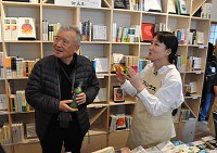 オープンした書店「フルハウス」の店内で接客する柳美里さん(右)=福島県南相馬市小高区で2018年4月9日午後2時40分、高橋隆輔撮影