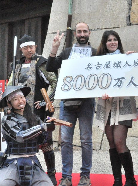 ８０００万人目の入場者となり、名古屋おもてなし武将隊と記念写真を撮るヴァレリオ・コシオさん（中央）とフランチェスカ・グラチアーノさん（右）＝名古屋市中区で２０１８年４月９日午後１時２１分、三上剛輝撮影