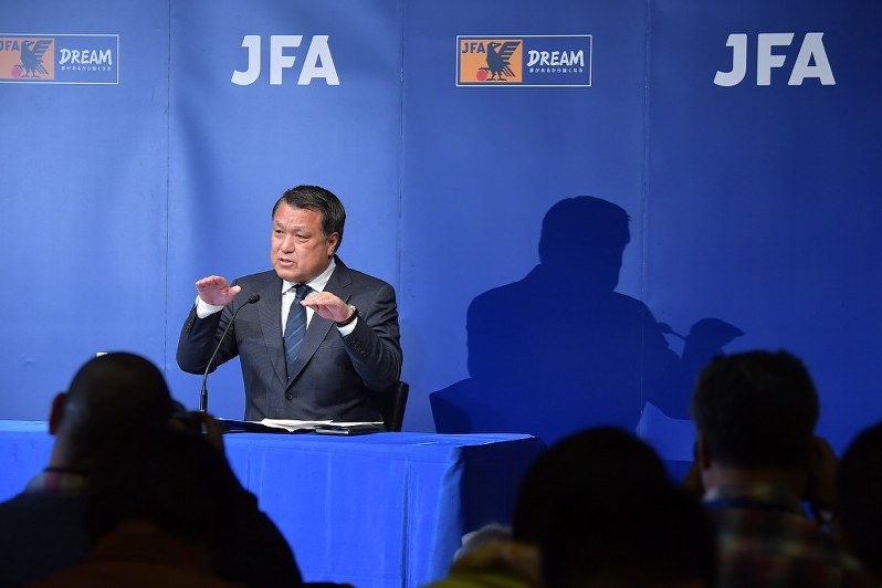 ハリルホジッチ監督の解任に関する記者会見で質問に答える日本サッカー協会の田嶋幸三会長=東京都文京区で2018年4月9日午後4時18分、西本勝撮影