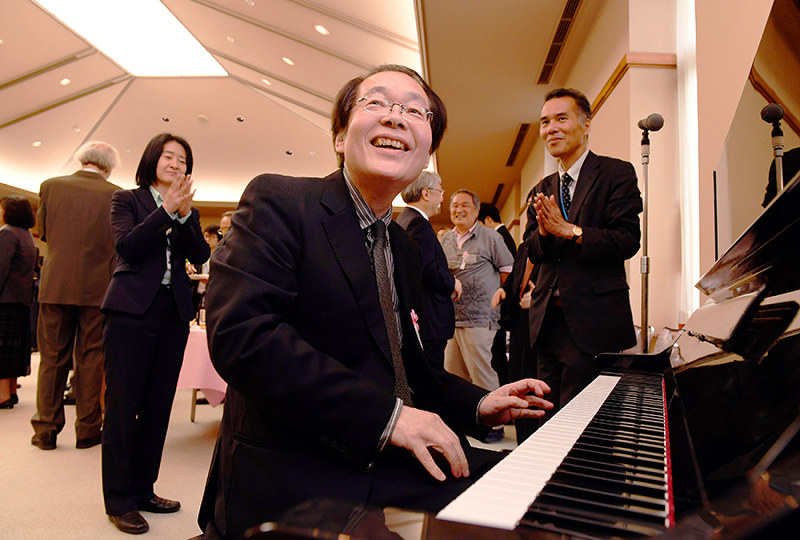 国際日本文化研究センターの創立30周年記念祝賀会でピアノ演奏を披露し終え、笑顔をみせる井上章一教授=京都市西京区で、小松雄介撮影