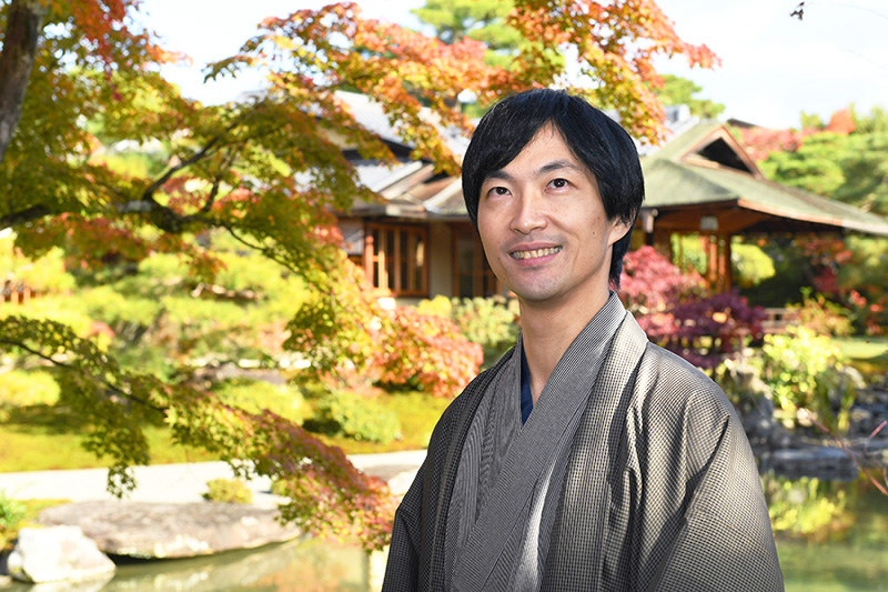 流響院の庭園を散策し、建物や紅葉の庭を眺める笹岡隆甫さん=京都市左京区で、小松雄介撮影